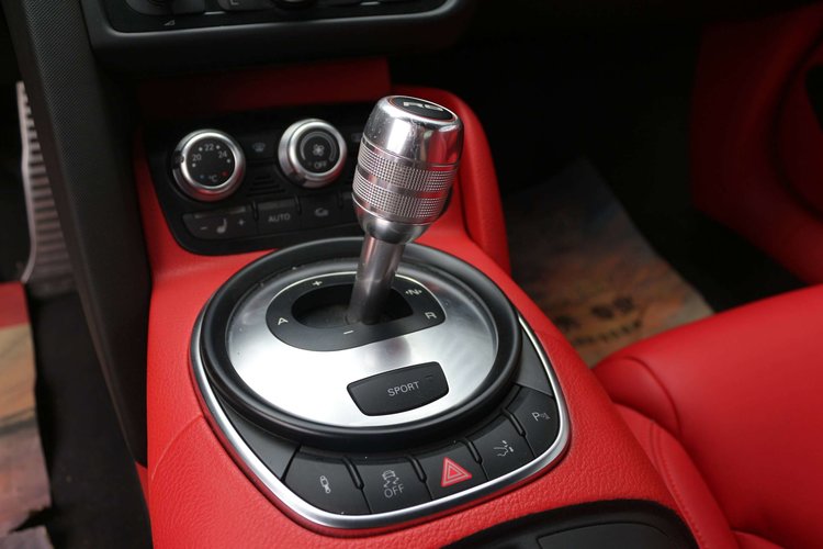 r8是顶级超跑吗,年轻人的第一台超跑r8