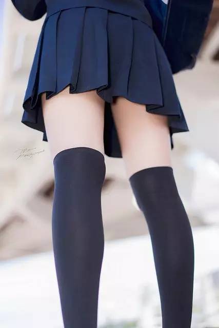 绝对领域的福利：过膝袜与短裙之间的那一抹暖色