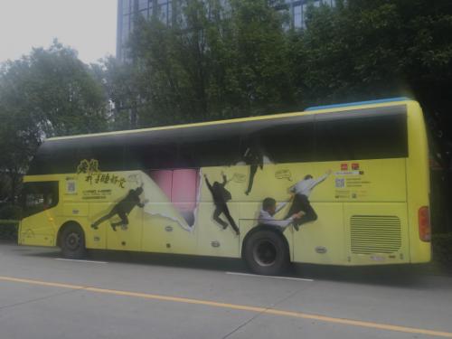 3月21日“世界睡眠日”深圳街头“睡觉巴士”引围观