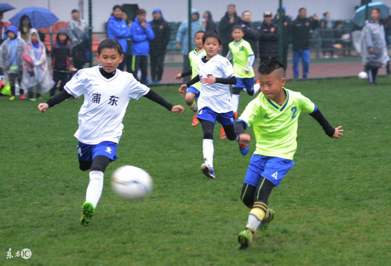 想让孩子学踢足球应该去哪里学,让孩子踢球锻炼