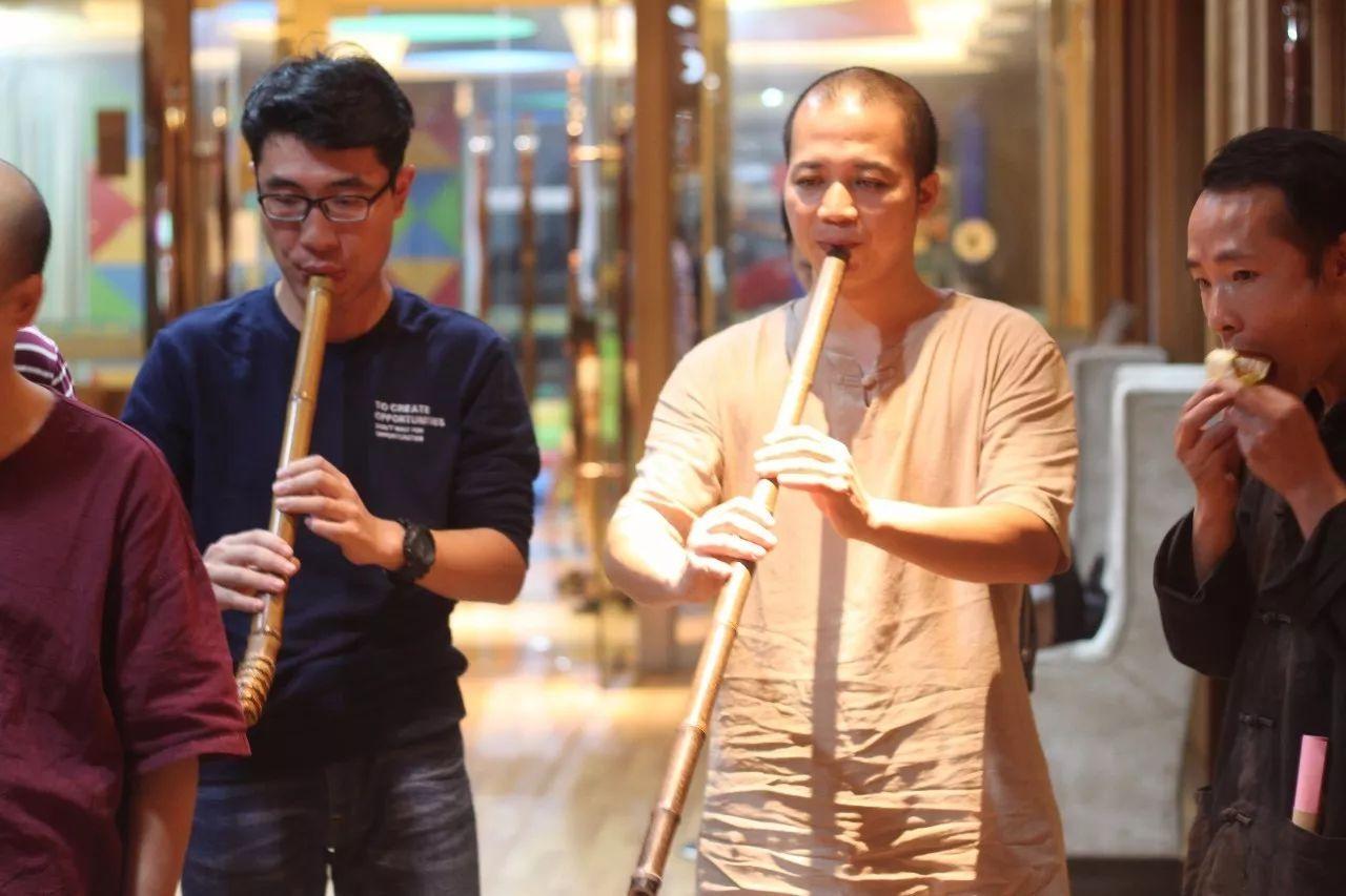 金风送爽同邀月下联,金风送爽迎中秋