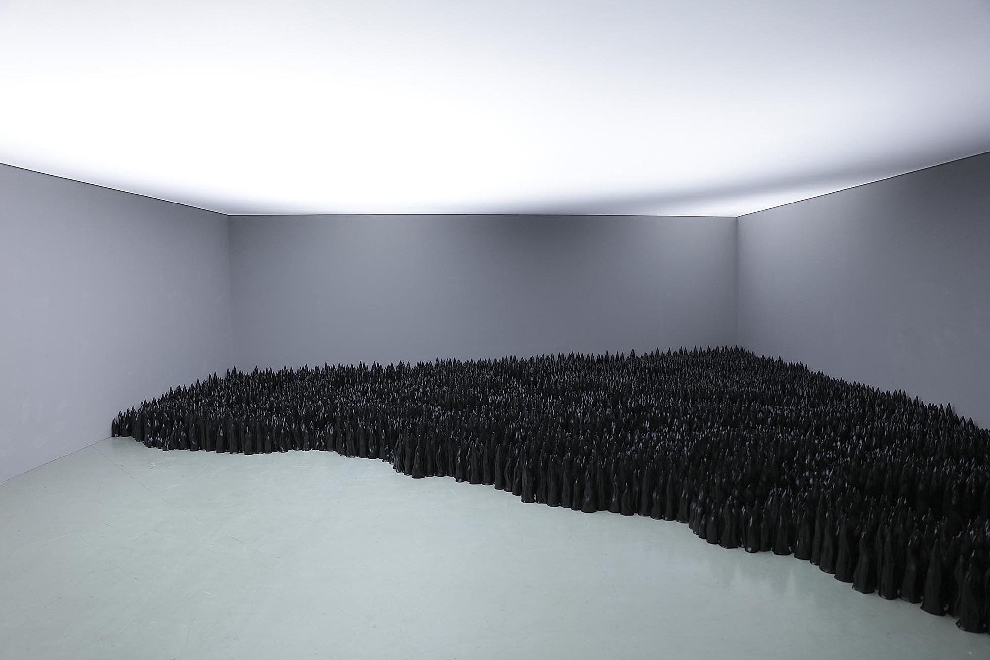 6个艺术主题回顾时尚界的150年：他们高喊“要*爱做**，不要战争”