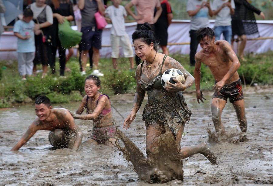 男女足球对抗比赛视频,泥地足球赛男女混战