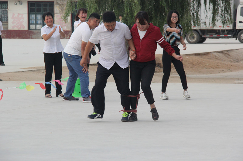 校园抱腿跑比赛,三溪初中运动会跑步比赛