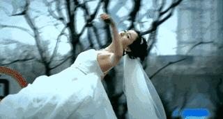 假摔、吊威亚、真人被撞飞，影视剧中的车祸戏是这么拍的？！