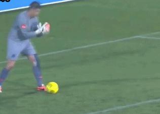 皇马C罗一拳砸向队友！麻没麻？巴萨苏亚对裁判的裆部很有兴趣