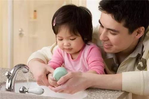 幼儿园呕吐发烧事件,孩子幼儿园发生集体呕吐事件