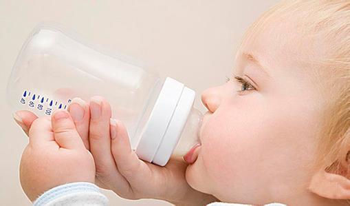 母乳和奶粉混合喂养要喝水吗,奶粉喂养的宝宝不喝水会上火吗