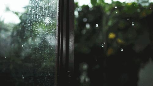 下雨时怎么让鞋子不湿,下雨潮湿天如何让鞋子快速干了
