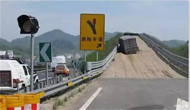 刹车失灵怎么办莫慌,刹车突然失灵怎么办记住这4招