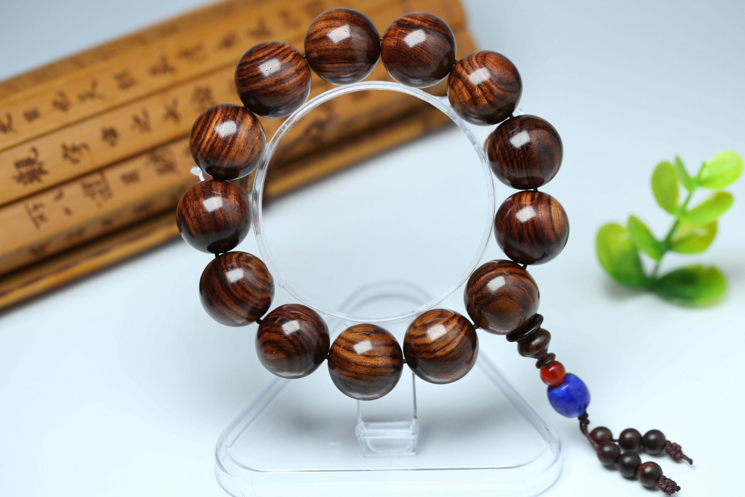 海南黄花梨手串对人体有什么好处,正宗海南黄花梨手串玩出来什么样