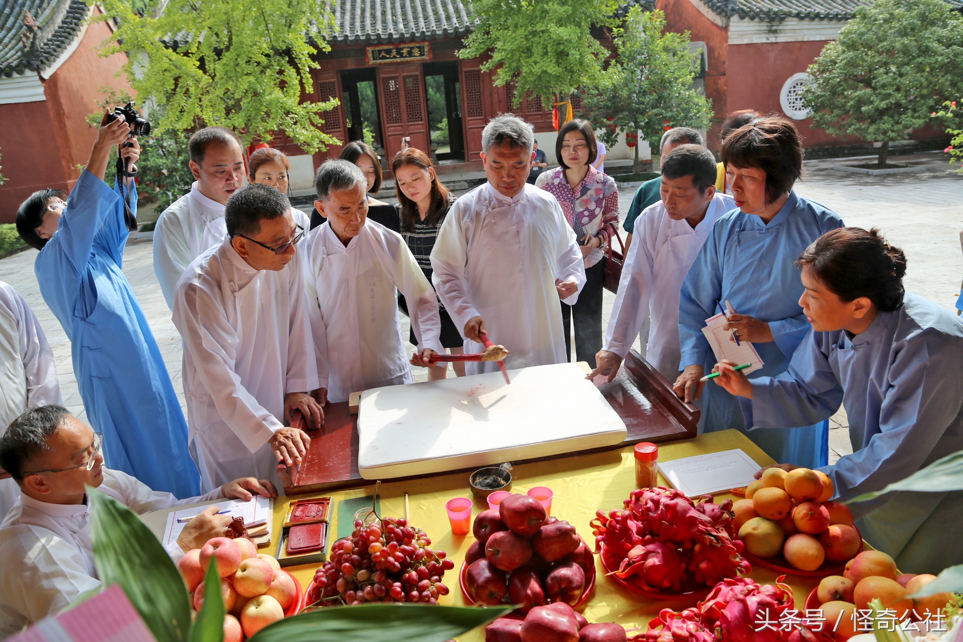 台湾高雄访湖北当阳关陵表演“扶鸾”这种古老的民间道术