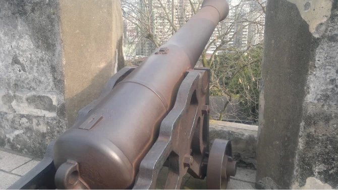 澳门大三巴牌坊大炮台对准哪里,澳门大三巴牌坊大炮台