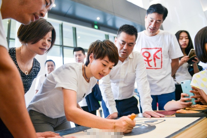 马伊琍爱穿抹胸裙,马伊琍穿吊带衫被网友嘲笑