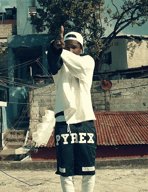 你盲目的对各大潮牌如数家珍，却不知在别人眼里你只是FUCCBOI