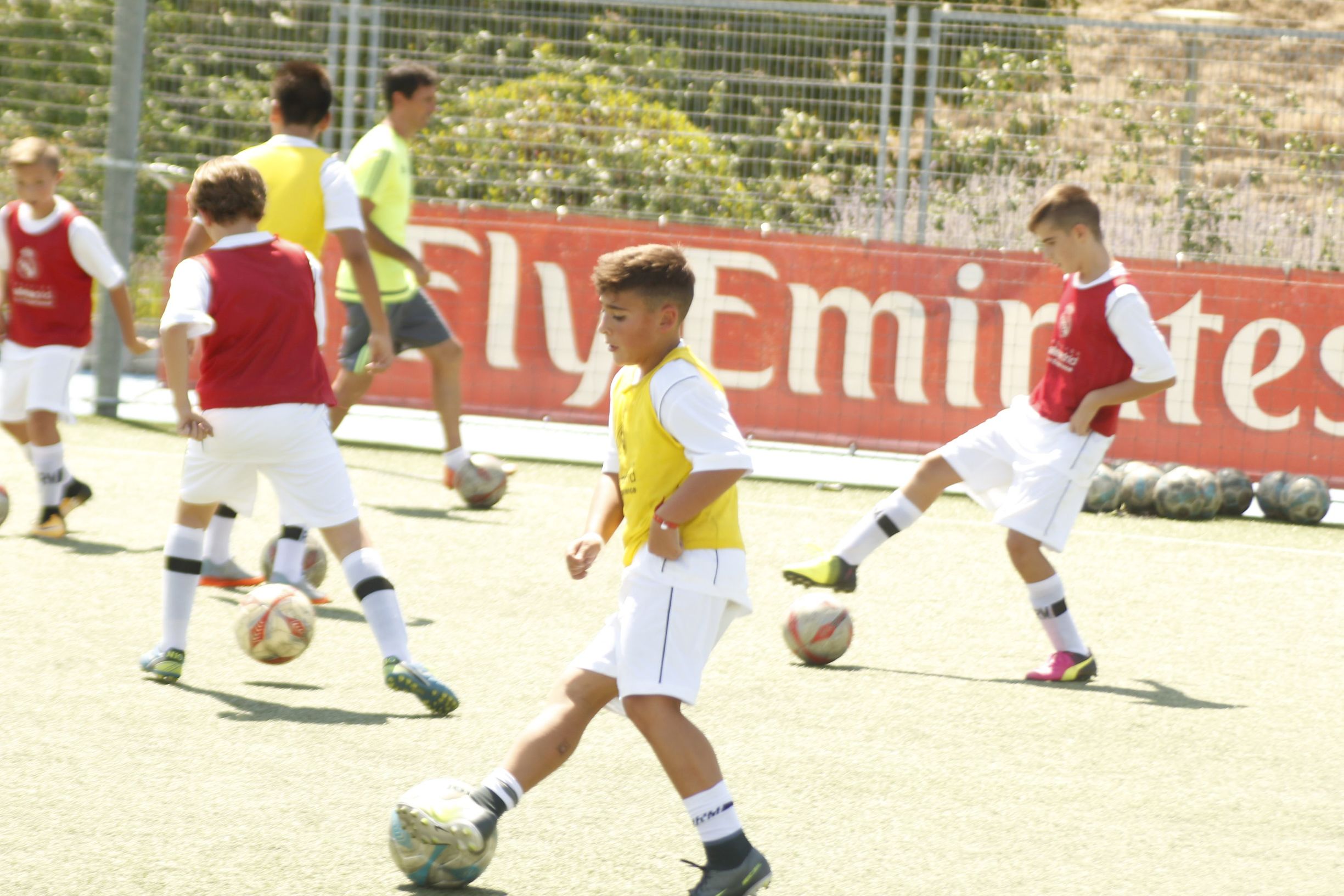 孩子几岁开始踢足球比较好,小孩子几岁开始学足球比较合适