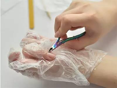 涂甲油胶的正确姿势,涂甲油胶的正确诀窍