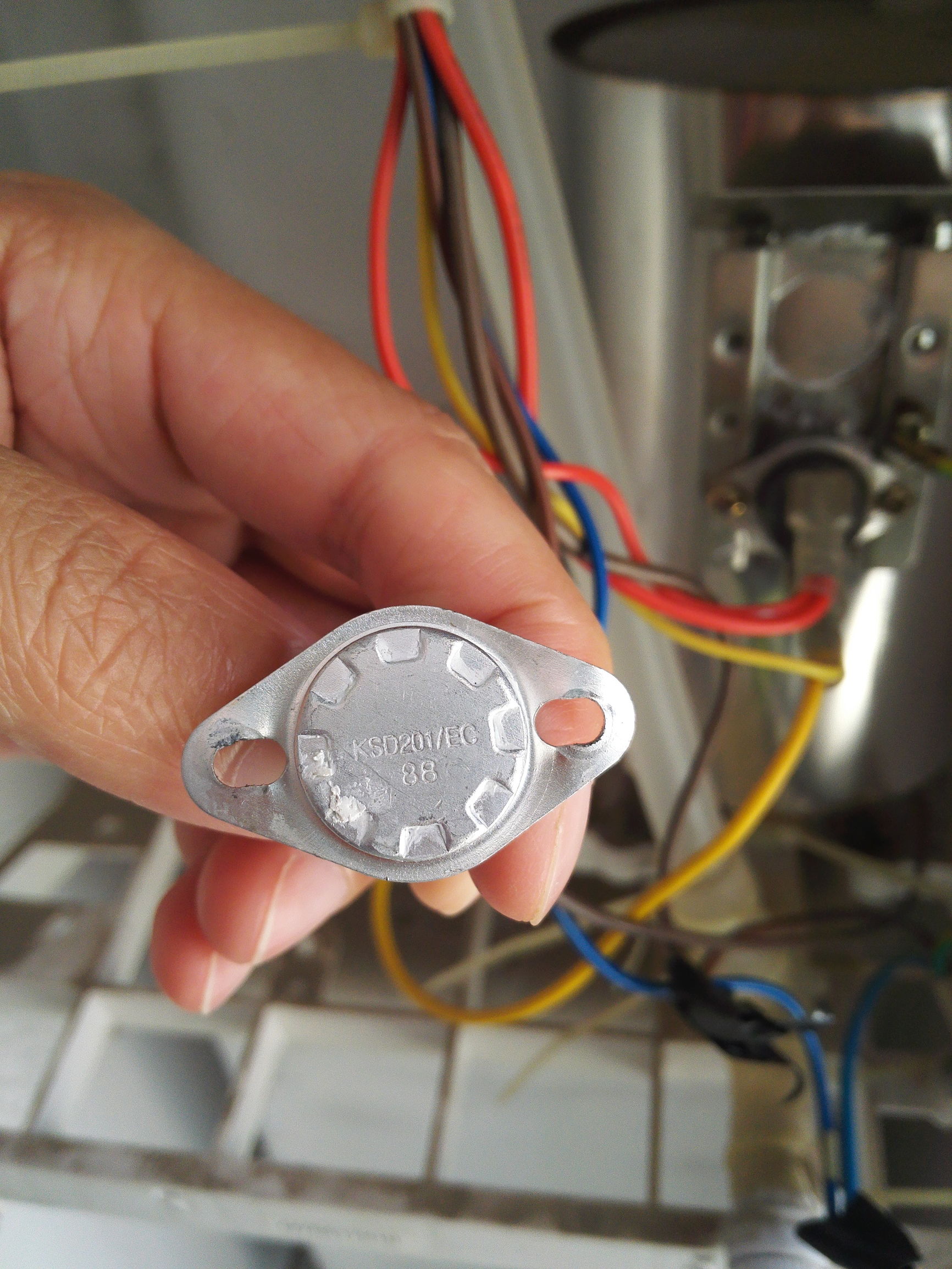 饮水机不制热了咋回事,饮水机不加热但是制冷怎么回事