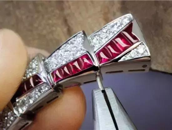 卡地亚、梵克雅宝、宝格丽等在制作技术上有什么标志性的工艺？