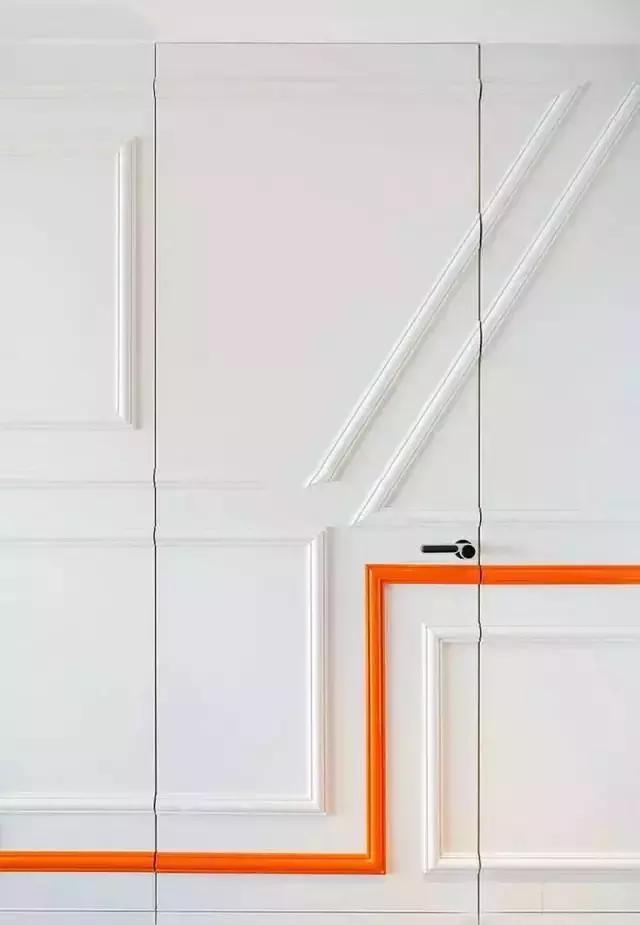 卫生间门正对餐厅和阳台,餐厅正对卫生间