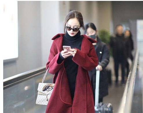 一条颈纹老十岁教你一招淡化,年纪小就有一条很深的颈纹