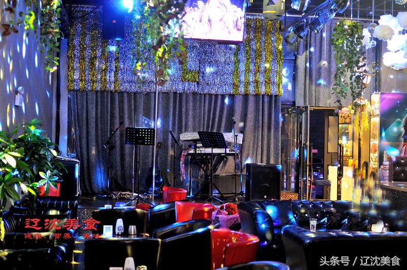 这间酒吧在咖啡馆里，KTV藏在台球厅里，麻将室在咖啡厅上面