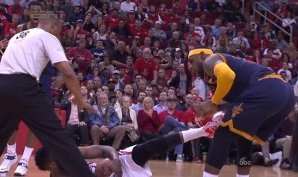 NBA球星踢蛋技术哪家强?格林伊巴卡是高手,詹皇韦德都干了!