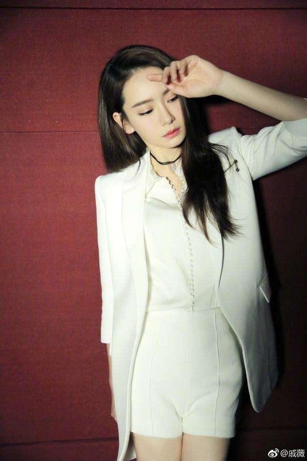 一条颈纹老十岁教你一招淡化,年纪小就有一条很深的颈纹