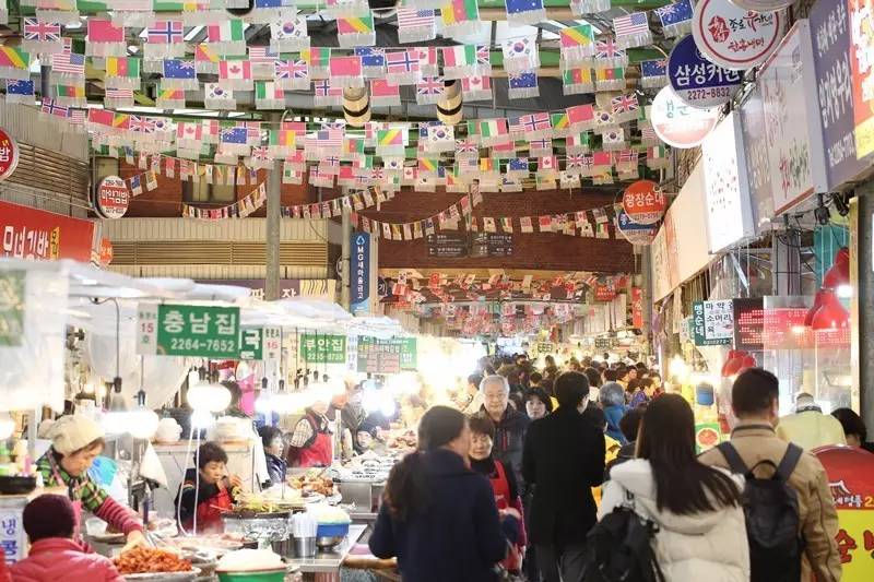 这里可能是唯一能够满足你吃到巨无霸海鲜和偶遇Runningman的地方了！