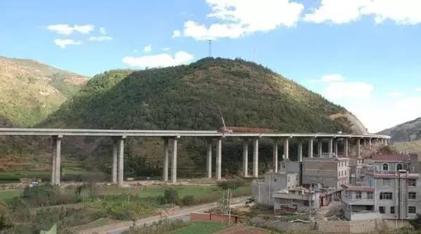 堵在路上别着急,堵在高速上不要慌