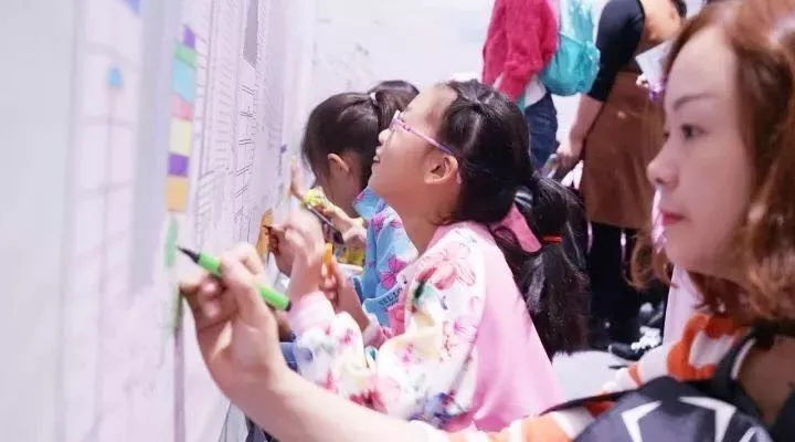 西安这个欢造节结束了熊孩子们还没有玩够