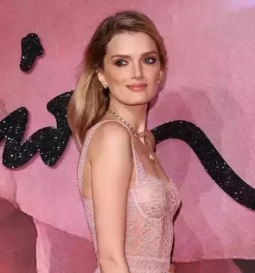 皮肤偏黑适合什么颜色口红显白,卡姿兰口红哪个色号显白显年轻