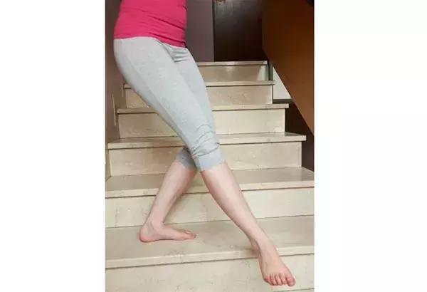 按摩仪筋膜枪拯救你的腰酸背痛,康复髂腰肌拉伸动作