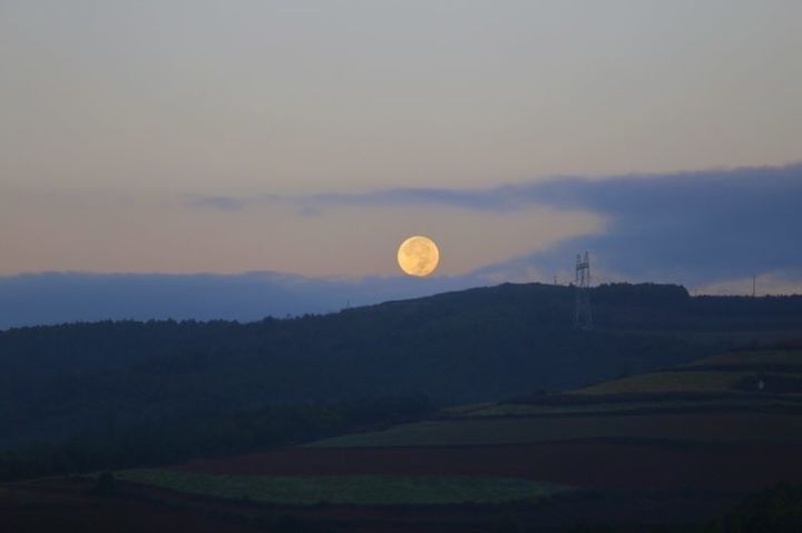为什么手机拍不出月亮的效果,手机拍不了月亮