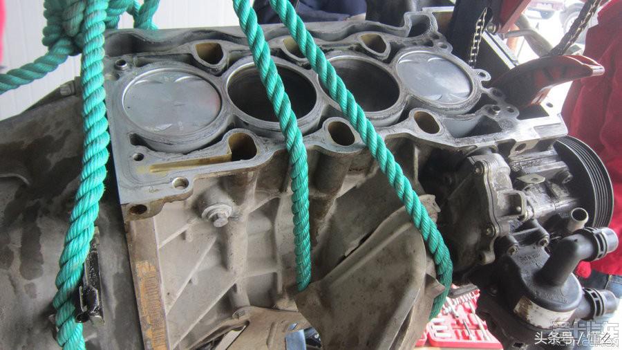 宝马320I大修发动机解决严重烧机油、冒蓝烟、尾气发臭问题