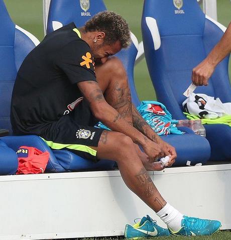 内马尔被踢伤的视频,足球赛场内马尔被激怒合集