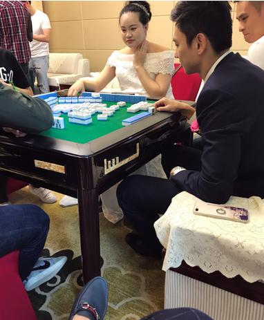 伴郎宁泽涛婚礼上和新娘打麻将,宁泽涛主持婚礼