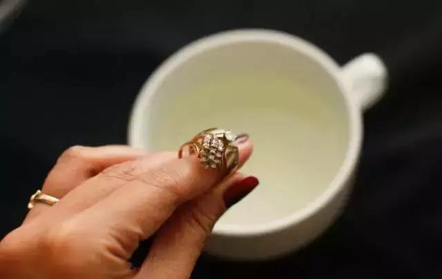 首饰脏了在家怎样清洗,首饰脏了怎么来清洗