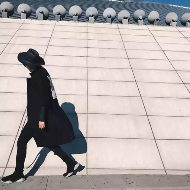 大衣搭配球鞋,一件大衣搭配一双球鞋时髦到爆了