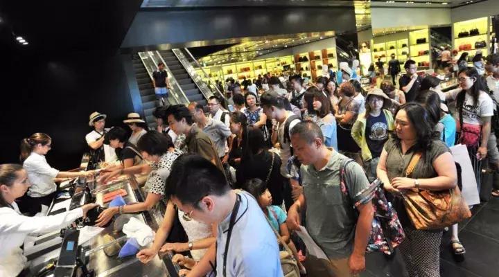 国人又开始到国外买买买！我们应该反思什么？
