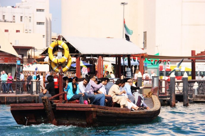 乘着地铁，乐购迪拜