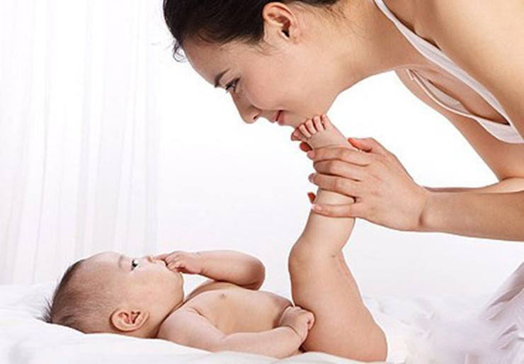 新生女宝宝分泌白色奶状物,出生30天的宝宝分泌白色分泌物