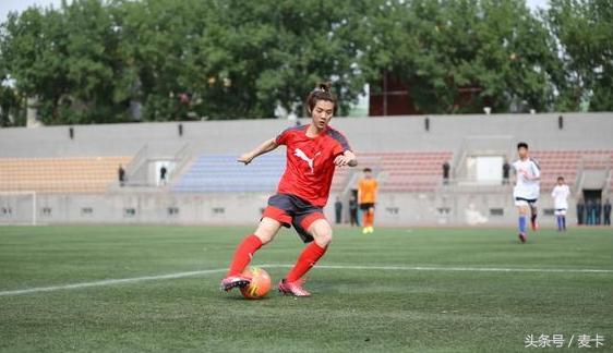 鹿晗关晓彤足球小子,鹿晗当众给关晓彤秀球技