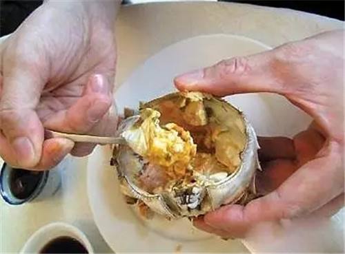 男子吃螃蟹后肝昏迷,吃螃蟹中毒的案例