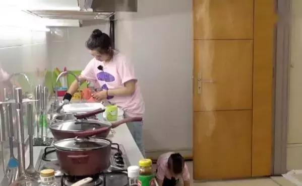 七宝哭何洁完整版,何洁照顾七宝