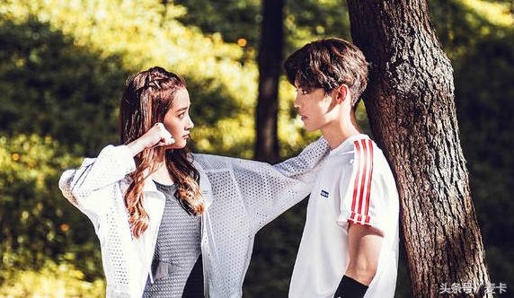 鹿晗关晓彤足球小子,鹿晗当众给关晓彤秀球技