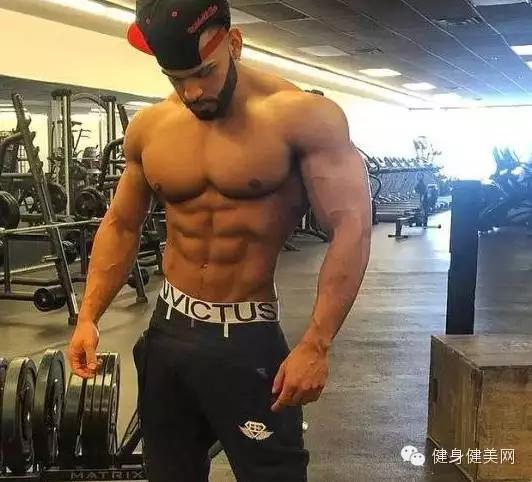 光头络腮胡肌肉男人,肌肉最猛而且非常帅的肌肉男