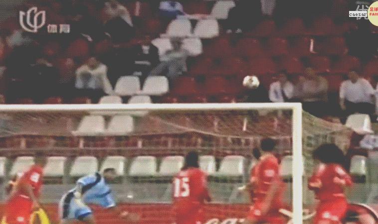 曾经与梅西抢首发的中国球员,比肩梅西的天才