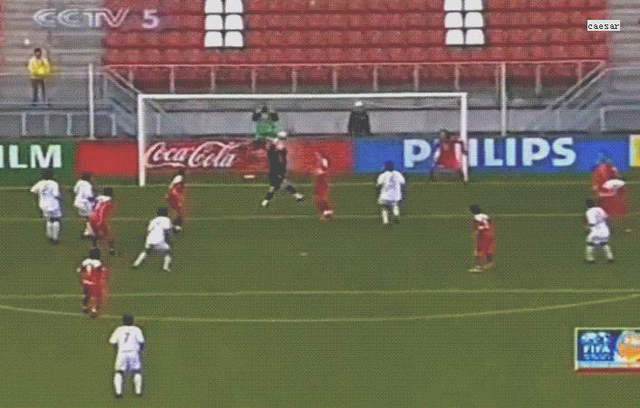 曾经与梅西抢首发的中国球员,比肩梅西的天才