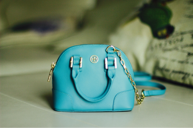 年入百万美女主播欧洲疯狂购买大牌包包，看完觉得她有钱好任性!